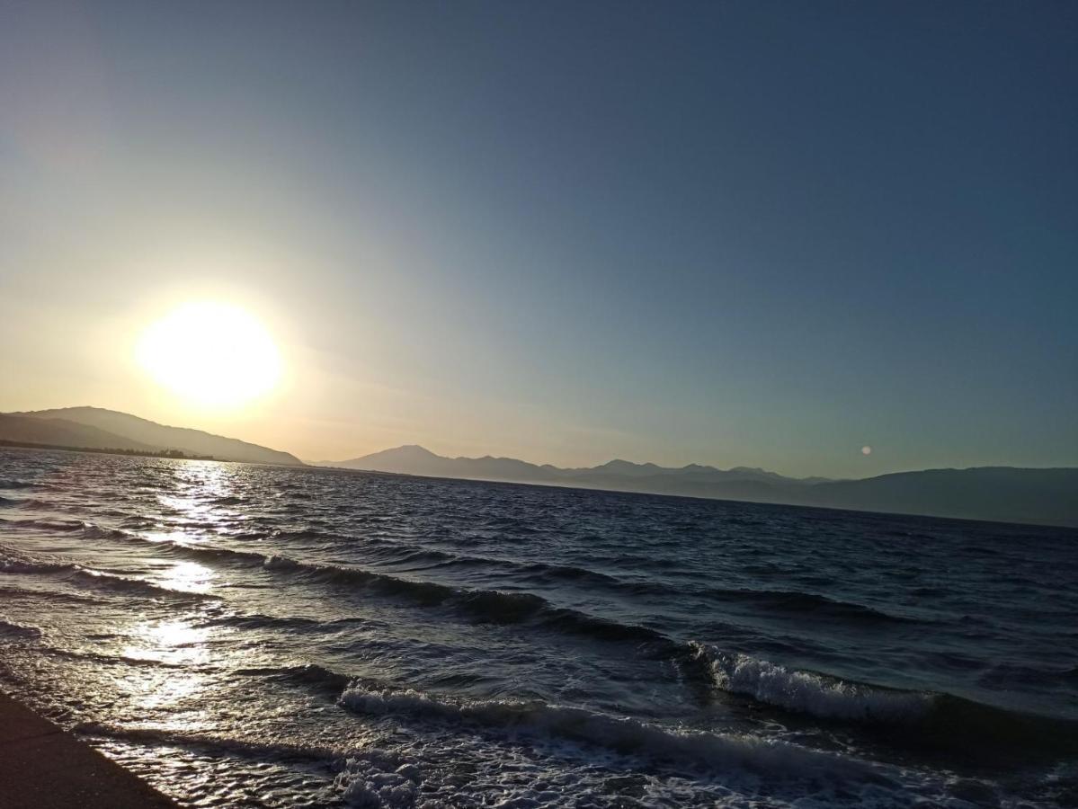 Ξύλινη Παραθαλάσσια Κατοικία Με Κήπο Αίγιο Εξωτερικό φωτογραφία