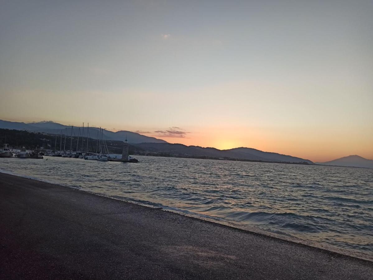 Ξύλινη Παραθαλάσσια Κατοικία Με Κήπο Αίγιο Εξωτερικό φωτογραφία